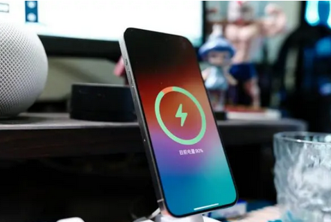 长宁苹果15换屏服务分享用什么充电器给iPhone15充电更好 